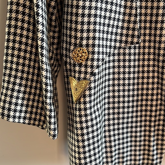 Vintage houndstooth wool blazer with gold hardware - Made in 🇨🇦 - Picture 3 of 6